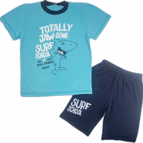 Тениска с акула и къси панталони