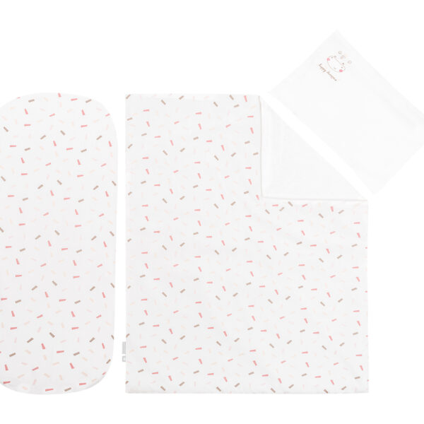 изработен от 100% висококачествен памук ранфорс;• Сертифицирани по OEKO-TEX материи;• Закачлив дизайнерски десен в нежни цветове и луксозна бродерия;• Подходящ за стандартно кошче за новородено;• Комплектът включва:- Калъфка 35x26 см със странично отваряне тип плик;- Мека памучна възглавница 35x26 см;- Долен чаршаф с ластик 40x80x5 см;- Плик за олекотена завивка с цип 80x60 см;- Мека и топла олекотена завивка 80x60 см