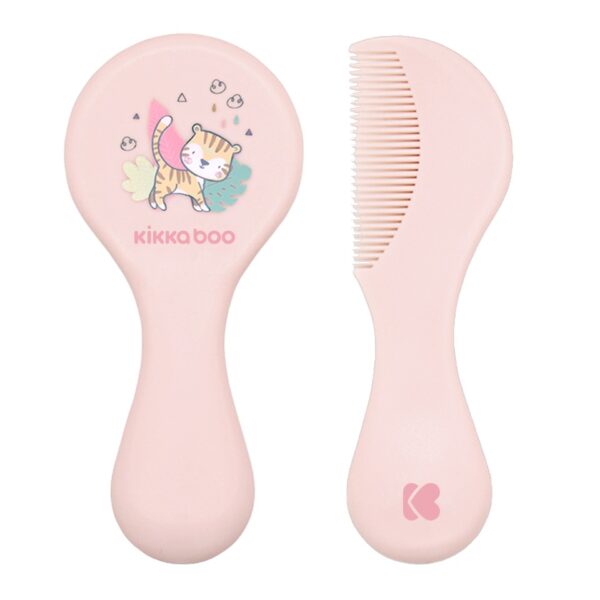 подходящи за ежедневна грижа; • Четка с мек косъм; • Подходящ от раждането;• Без BPA. Размери:- Продукт: Четка: 6.5x2.7x14.4 см / Гребен: 4.5x1.3x14.4 см / 0.07 кг- Опаковка: 15.9х2.8х19.8 см / 0.09 кг- Вътрешна кутия: 20.5x12.5x17.5 см / 0.61 кг / 6 бр/кутия- Кашон: 43x39.5x37 см / 8.32 кг / 72 бр/кашон 