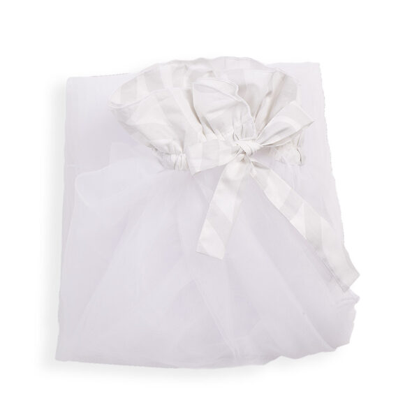 изработен от висококачествен тюл;• Защитава бебето от прах и насекоми по време на сън;• Лесно захващане с връзки;• Цветна декорация при върха;• Сертифицирани по OEKO-TEX материали;• Луксозна подаръчна кутия;• Размер: 200x480 см;• Произведено в България. Размери:- Подаръчна кутия: 28.5x25.5x5 см / 0.34 кг- Кашон: 60x40x30 см / 5.68 кг / 14 бр/кашон 