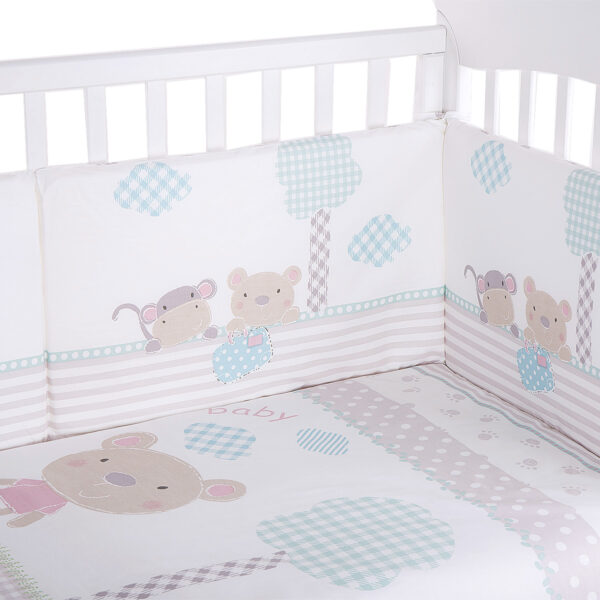 изработен от 100% висококачествен памук ранфорс;• Сертифицирани по OEKO-TEX материи;• Закачлив дизайнерски десен в нежни цветове;• Подходящ за бебешка кошара с размер 70x140 см;• Комплектът включва:- Плик за олекотена завивка с цип 95x135 см