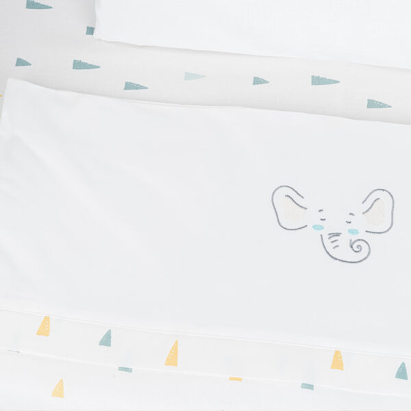 изработен от 100% висококачествен памук ранфорс;• Сертифицирани по OEKO-TEX материи;• Закачлив дизайнерски десен в нежни цветове и луксозна бродерия;• Подходящ за бебешка мини кошара с размер 50x85 см или 50х80 см;• Комплектът включва:- Калъфка 35x45 см със странично отваряне тип плик;- Мека памучна възглавница 35x45 см;- Долен чаршаф с ластик 50x80x8 см;- Плик за олекотена завивка с цип 85х55 см;- Мека и топла олекотена завивка 85х55 см