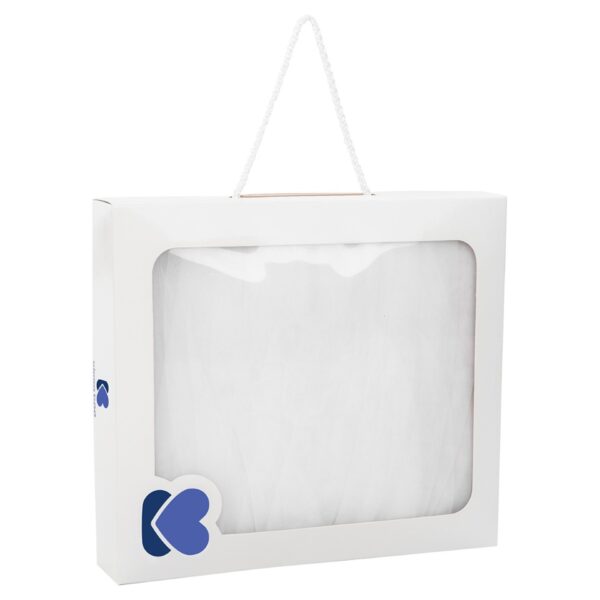 изработен от висококачествен тюл;• Защитава бебето от прах и насекоми по време на сън;• Лесно захващане с връзки;• Цветна декорация при върха;• Сертифицирани по OEKO-TEX материали;• Луксозна подаръчна кутия;• Размер: 200x480 см;• Произведено в България. Размери:- Подаръчна кутия: 28.5x25.5x5 см / 0.34 кг- Кашон: 60x40x30 см / 5.68 кг / 14 бр/кашон 