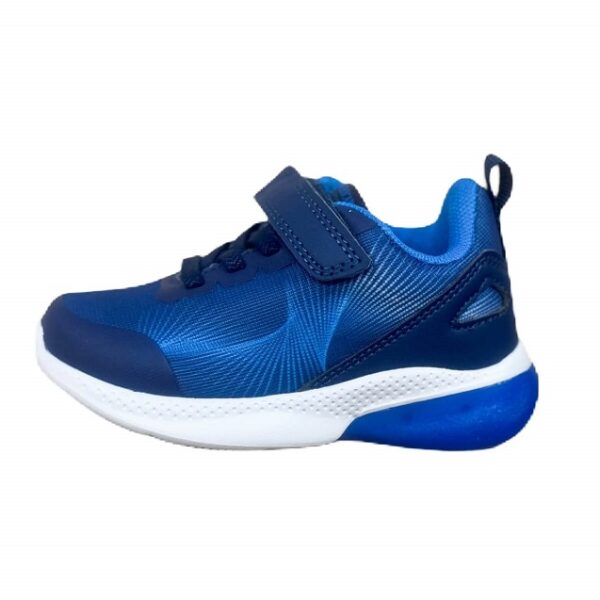 олекотени светещи сини маратонки