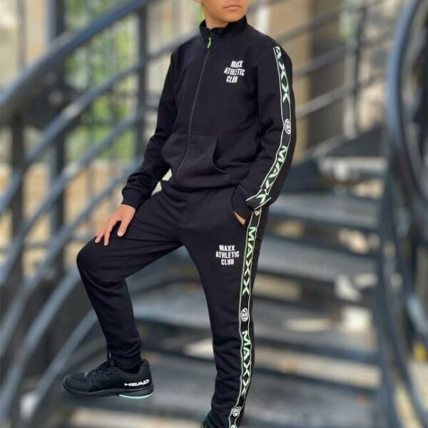 Черен комплект със зелени кантове