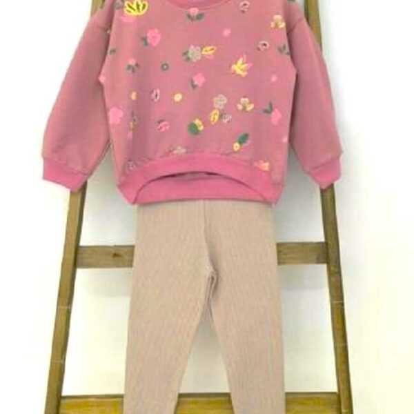 Блуза с цветя и бежов клин