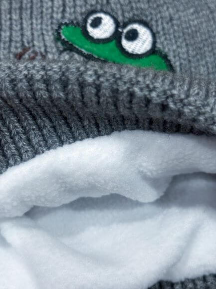 Детска плетена шапка Hello Dino