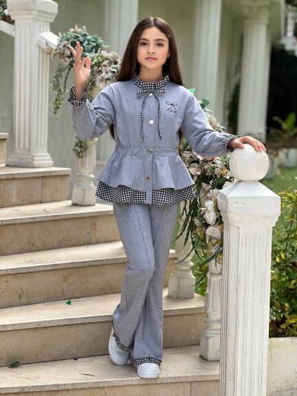 Сив екип с карирани черни и бели детайли